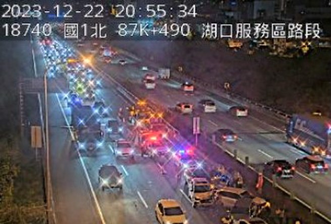 今（22）日晚间20时许，国道1号北向87.4公里处湖口服务区路段发生多车追撞事故。（翻摄画面）