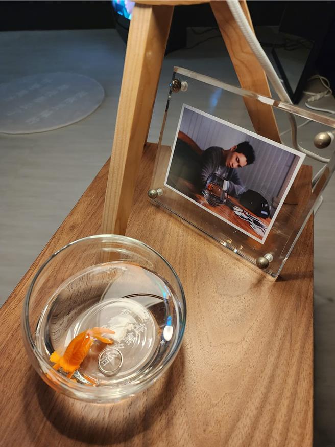 萧敬腾在展览中暗藏求婚钻戒彩蛋。（华纳音乐提供）