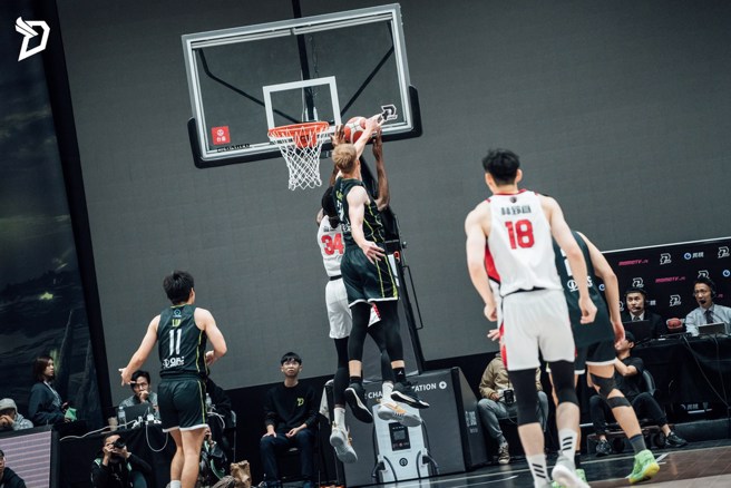 吉爾貝克從後面狠狠賞了塔壁火鍋。(夢想家提供)