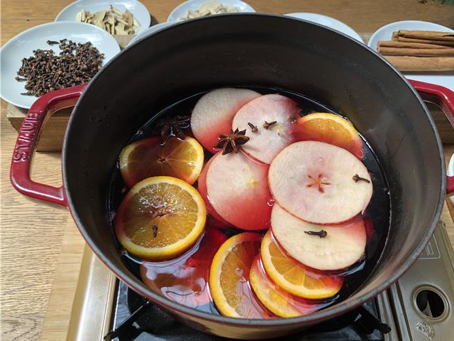 近年吹起耶诞节喝「热红酒」风潮，中国医药大学中药中资系主任张文德22日表示，「热红酒」最常使用红葡萄酒当基底，含有丰富多酚，加上香料独特香气与营养，对身体有不少好处。（张文德提供／陈淑芬台中传真）