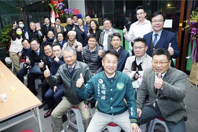 前行政院长苏贞昌22日到桃园为党籍立委候选人范纲祥助选，苏贞昌称讚范纲祥作为政治人物跟律师有同样的特点，就是「需要知道人民需要什么」。（范纲祥竞选总部提供）