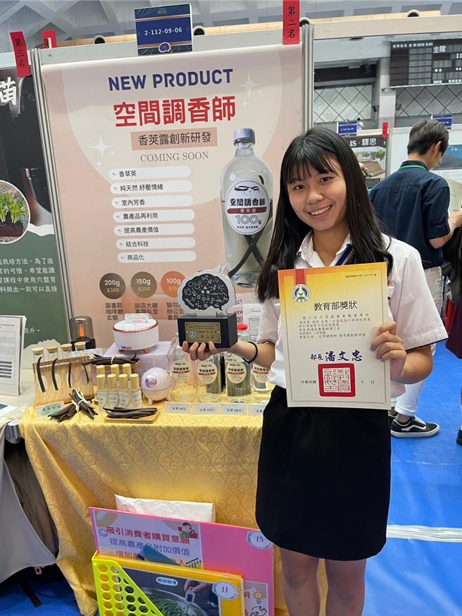 屏東佳冬高農農場經營科三年級生吳凡玲，近日不僅錄取台灣大學園藝暨景觀系、中興大學農藝學系，待嘉義大學下周放榜後，可望成為佳農首位特殊選才三冠王。（佳冬高農提供／謝佳潾屏東傳真）