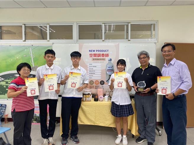 屏東佳冬高農農場經營科三年級生吳凡玲，近日不僅錄取台灣大學園藝暨景觀系、中興大學農藝學系，待嘉義大學下周放榜後，可望成為佳農首位特殊選才三冠王。（佳冬高農提供／謝佳潾屏東傳真）