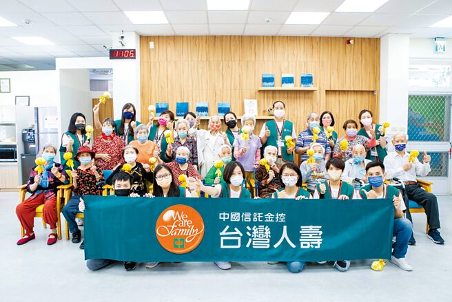 台湾人寿致力推展志工文化，绿背心志工的爱心足迹遍及全台湾。图／台湾人寿提供