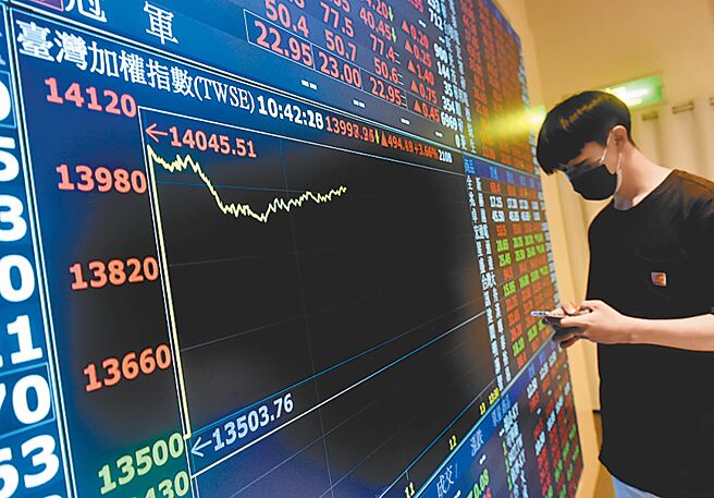 一名女网友透露，因为父母都没有投资的习惯，她出社会后将薪水全部放在银行里面领利息，结果竟被表弟酸是老人理财。（示意图／本报资料照片）