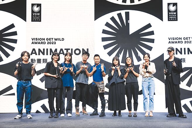 许启伦（右一）作品「Eureka 尤里卡」获「放视大赏」动画类3D动画组铜奖。图／臺科大提供