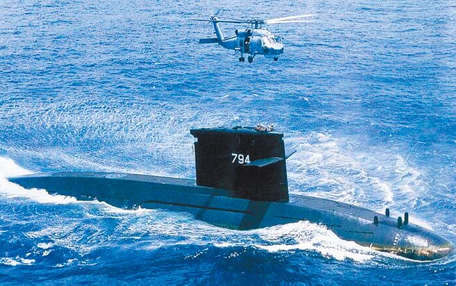 海军256战队海虎潜舰21日因装备脱落，实施浮航固定时，由于瞬间涌浪大，发生陈姓少校等6名官兵落水意外，目前3人失踪，连夜搜救。（摘自中华民国海军官网）（相关新闻刊A5）