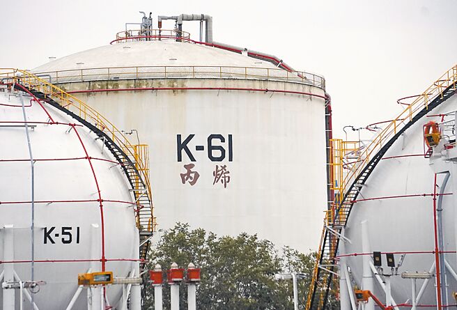 大陸21日宣布中止ECFA丙烯等產品優惠關稅，石化公會表示，大陸雖僅中止12項產品優惠關稅，但對台灣石化產業衝擊遍及上下游產業鏈。圖為中油石化事業部前鎮儲運所內丙烯儲槽。（中央社）