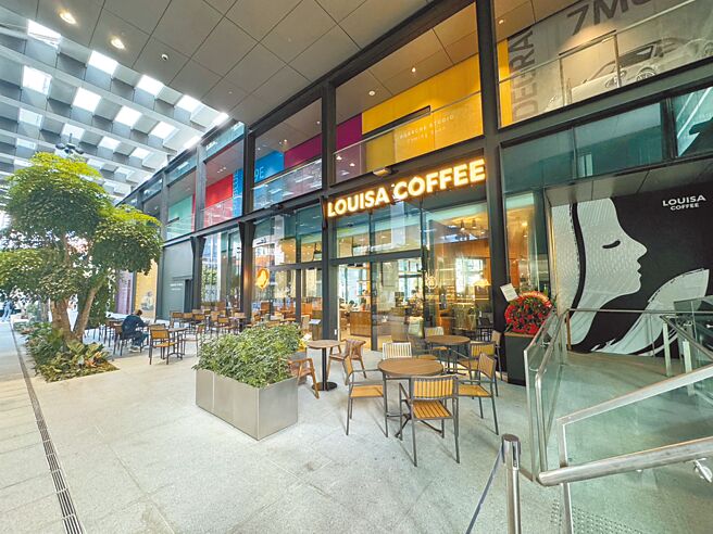本土咖啡连锁龙头路易莎进军海外，插旗新加坡旗舰店开幕，将採直营加盟双轴线发展，衝刺目标百店。（路易莎提供／黄琮渊台北传真）
