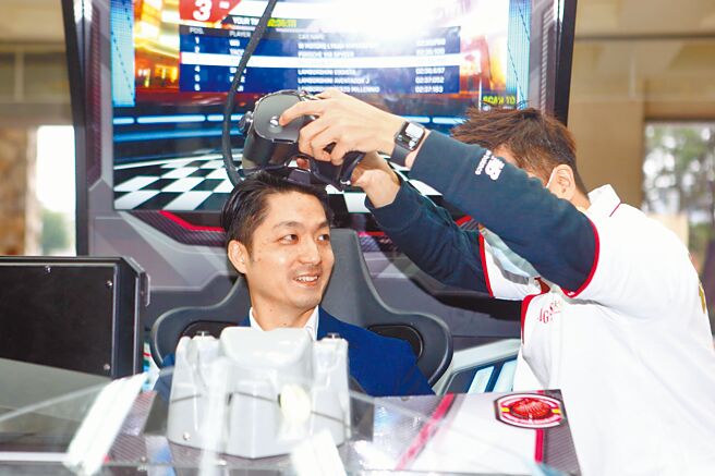 台北市长蒋万安（左）就职将满1周年，他21日发布影片感谢市民支持，会继续做实事让市民有感。图为蒋万安为「台北市科技创新技术教学中心」揭牌，并体验「极速飙车」游戏机。（邓博仁摄）