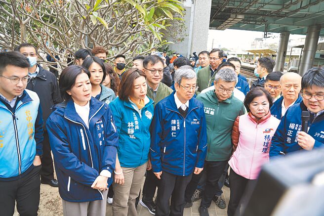 行政院长陈建仁（前右四）21日到台中市台铁沙鹿后火车站，视察「海线铁路双轨化」规画情形。（张妍溱摄）