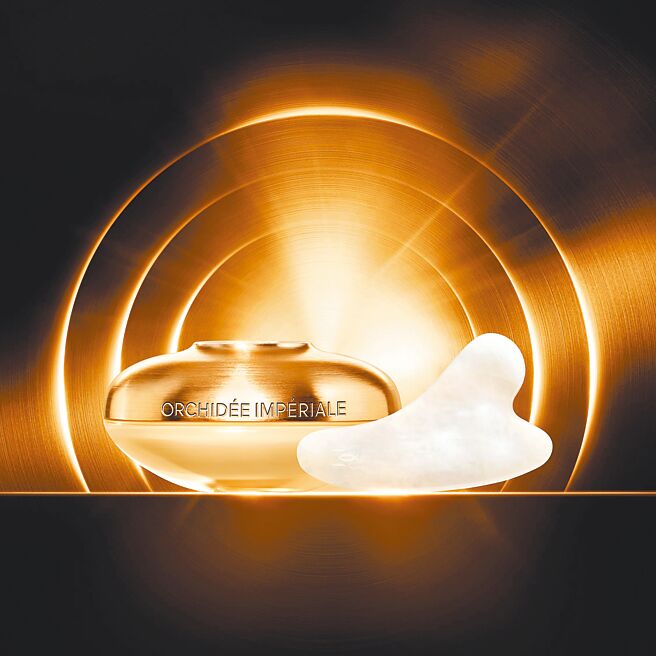 娇兰兰钻御光能量乳霜随附兰钻御光玉石能量仪，可自行在家做小型SPA。（娇兰提供）