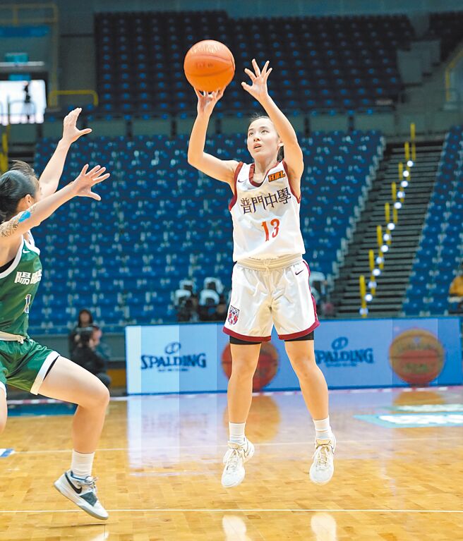 普門中學高丁佩芸（右）對陽明中學在外線跳投。（高中體總提供）