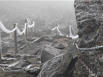 影》玉山飘雪唯美画面曝光 寒流水气催化冰封群峰