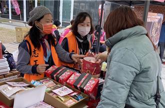 身心障礙團體展售聖誕禮盒遇寒流 縣府盼民眾電洽網購