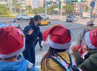 培養防詐小尖兵 婦幼警應景推防詐耶誕帽