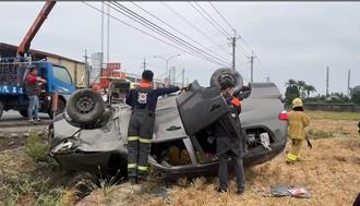 庇護農場身心障礙者座車疑故障 翻落農田四輪朝天6人傷