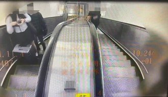 捷運手扶梯偷拍短裙辣妹 誇張攝狼遭對向民眾發現攔下