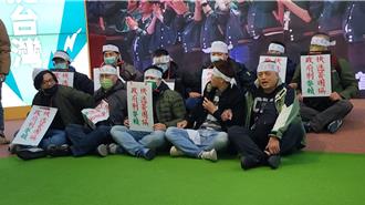 中華快遞員工不滿低薪 藉參觀名義進賴競總抗議遭警驅散