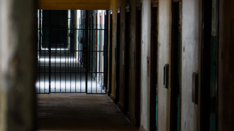 狠夫殴打虐死儿…妻却沦阶下囚6年！她忏悔落泪：「我活该坐牢」