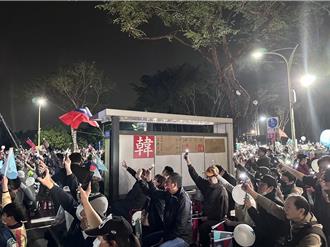 柯搶攻韓粉票！高雄「三粉大造勢」破3萬人