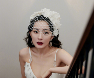 楊冪走紅毯遭嘲笑一棵金色聖誕樹 網放大看「深V快撐破」