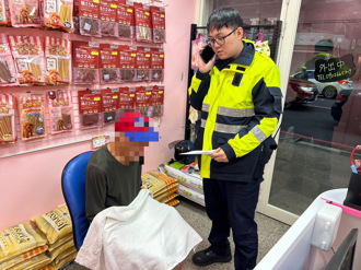 寒流天失智翁街道走失 蘆洲警脫雨衣助保暖護送返家
