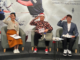 棒球》張育成公益拍賣募破265萬 經典賽滿貫炮球棒拍出69萬