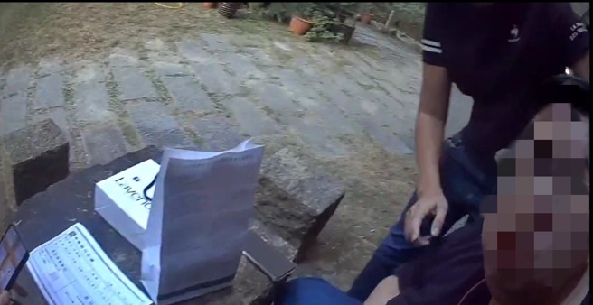 蔡姓妇人狂喷900万元气炸了，联手警方逮捕神似「统神」车手。（翻摄画面）