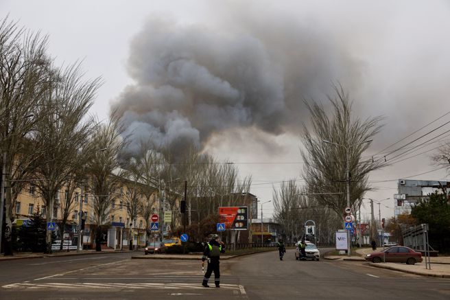 俄乌战争打不停，在俄军12 月 21 日攻击下，乌东顿内茨克（Donetsk）冒出阵阵浓烟。（路透）