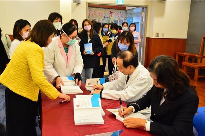 台東馬偕院長王功亮退任前發表新書《醫心》。（台東馬偕醫院提供／蔡旻妤台東傳真）