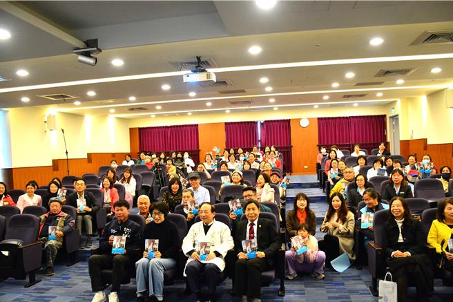 台東馬偕院長王功亮退任前發表新書《醫心》。（台東馬偕醫院提供／蔡旻妤台東傳真）