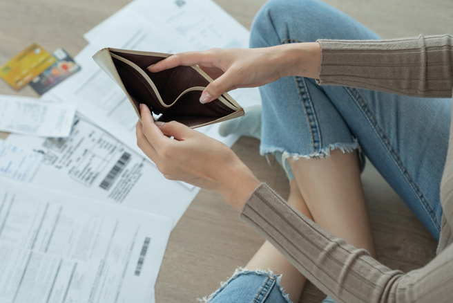 生肖屬兔、羊、牛和馬的人在2024年財運不佳，容易出現突發狀況，切勿盲目消費、投資。(示意圖/達志影像)