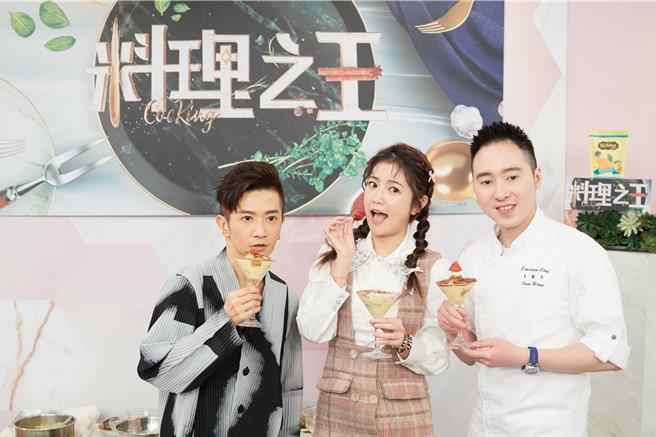 郭亞棠（中）挑戰下廚，製作甜點。（東森購物提供）