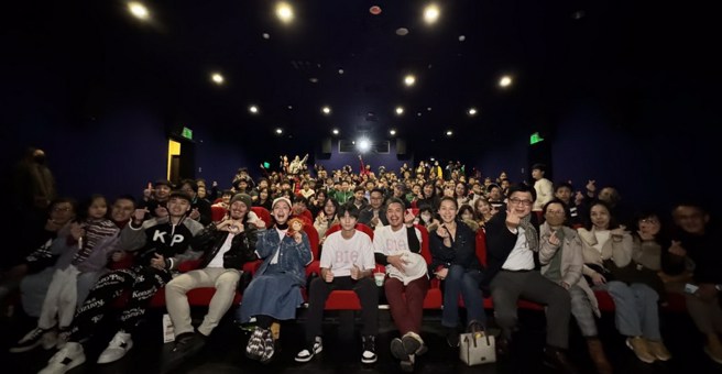 全民羽协邀请长春国小羽球队包场看《BIG》。(全民羽协提供)