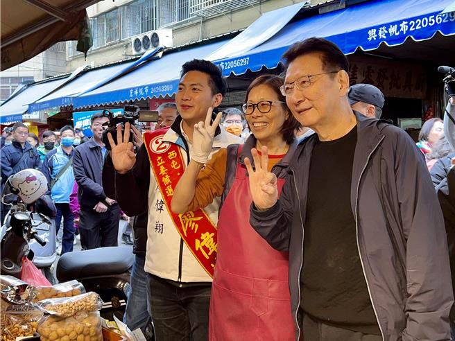 国民党副总统候选人赵少康（右一）今天早上到台中水湳市场陪中四选区立委候选人廖伟翔（左一）扫街。（张亦惠摄）