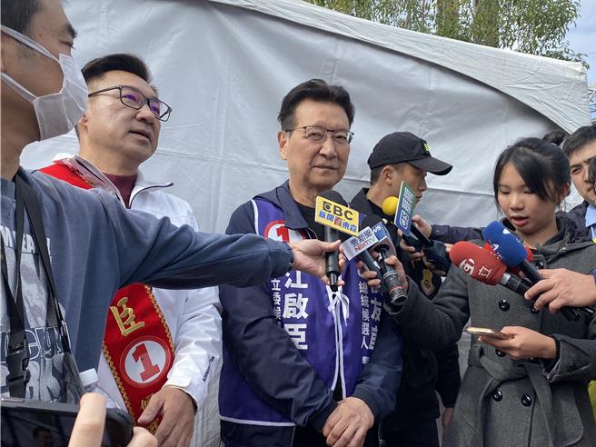 国民党副总统候选人赵少康(中）23日指出，他舍命陪君子。（张妍溱摄）