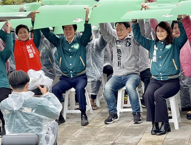 赖清德发起4天3夜环岛拼字行动第3天抵南投县，他与乡亲举牌排出「美」字，誓言拚美好未来。（杨静茹摄）