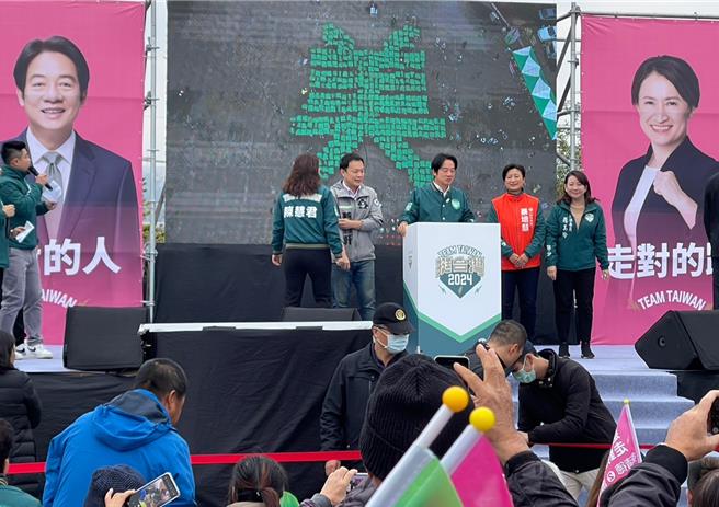 赖清德与南投乡亲举牌排出「美」字，他上台致词强调要让南投成为好生活好发展的所在。（杨静茹摄）