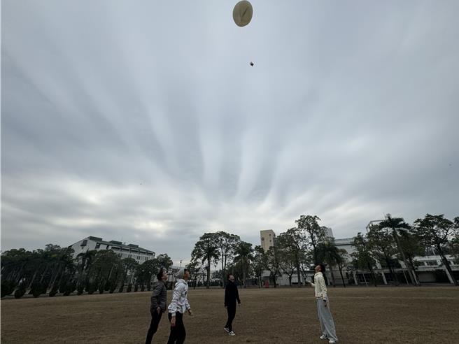 成大太空系统工程研究所4组学生23日上午施放4组探空气球任务。（曹婷婷摄）