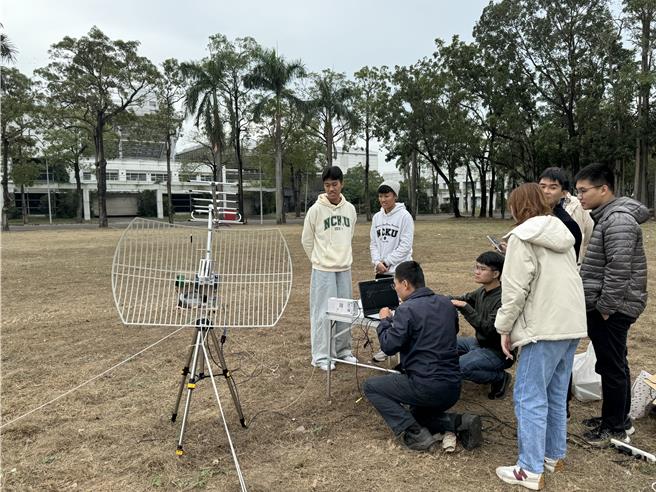学生们在地面持续监测气球飞行路线轨迹。（曹婷婷摄）