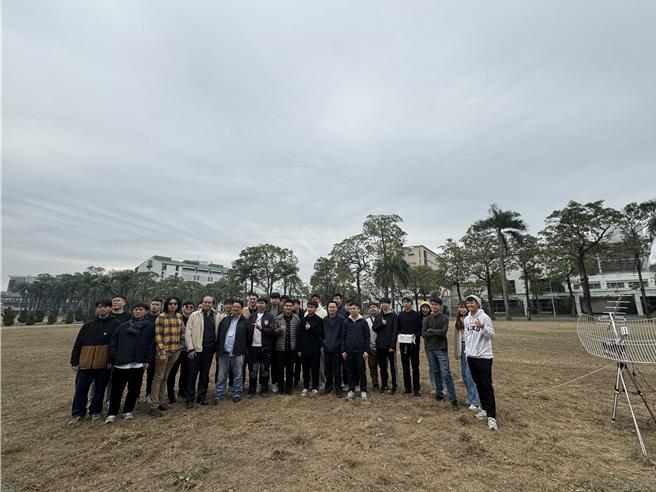 成功大学太空系统工程研究所师生团队今天一同见证探空气球飞至平流层。（曹婷婷摄）