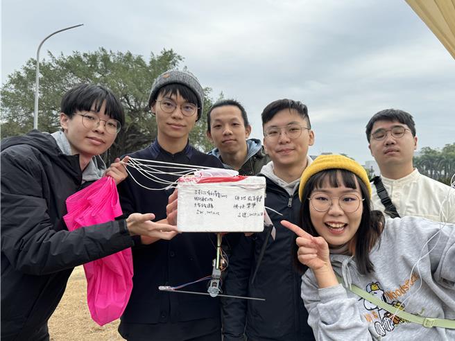 学生写下卡片随着气球一起升空。（曹婷婷摄）