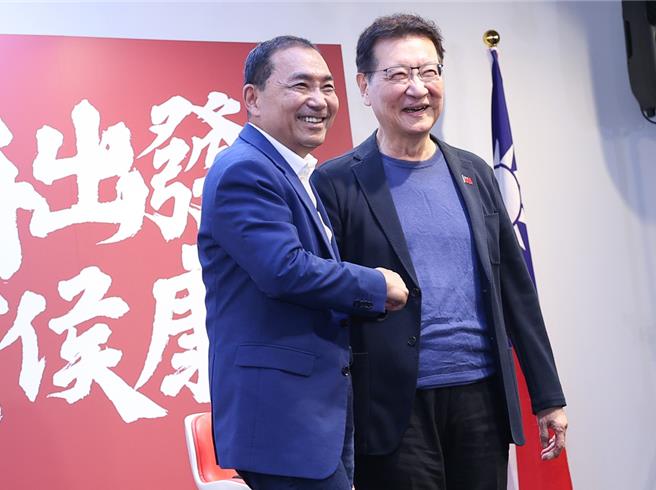 總統大選凱道造勢前哨戰23日由國民黨開啟序幕，今晚將舉辦侯康凱道造勢，拚黃金交叉。圖為國民黨正副總統候選人侯友宜（左）、趙少康（右）。（本報資料照片）