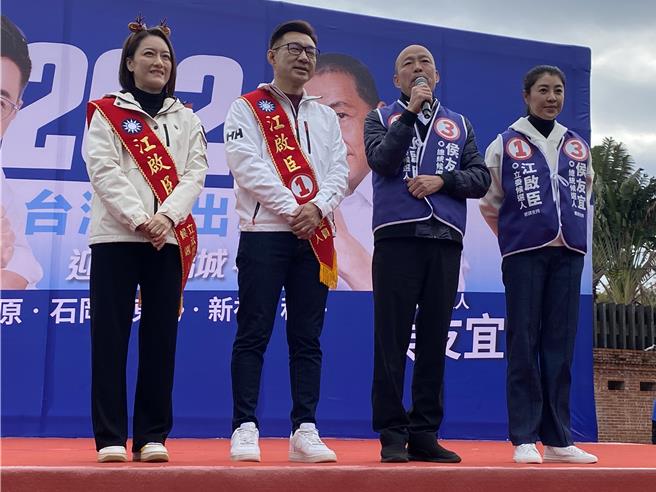 國民黨不分區立法委員第1名的韓國瑜（右2）23日上台助講，稱讚江啟臣是「人中之龍」。（張妍溱攝）