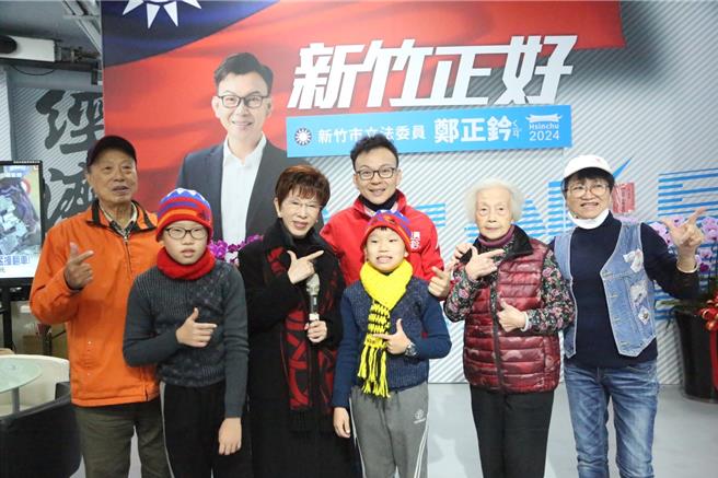 国民党前主席洪秀柱（左三）23日现身新竹市立委候选人郑正钤（左四）竞选总部，为其站台加油打气，呼吁大家支持郑正钤。（郑正钤竞总提供／陈育贤新竹传真）