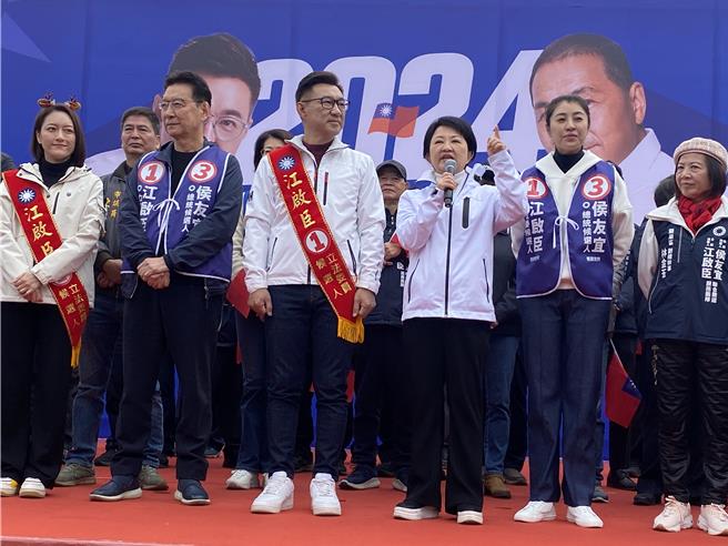 台中市長盧秀燕（右3）23日到東勢區為立委候選人江啟臣站台。（張妍溱攝）
