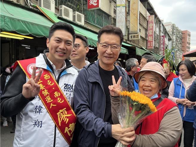 國民黨副總統候選人趙少康今天表示，當選後借重蕭美琴、吳欣盈長才不需經過黨內同志同意，國民黨廣納人才，不像民進黨限於一黨一派。（張亦惠攝）