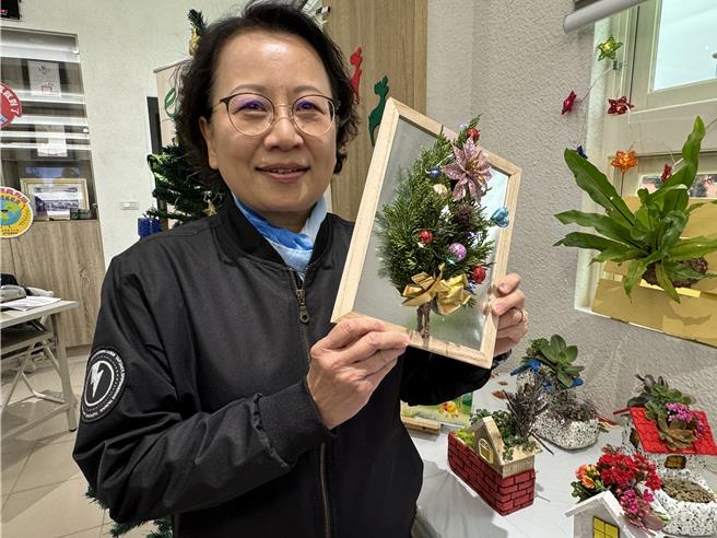 台電金門區處處長黃甘杏展示同仁「化朽木為傳奇」的巧思，把原本粗糙之廢棄木材裁切組合，化身為一件件美麗實用的裝置藝術品。（于家麒攝）