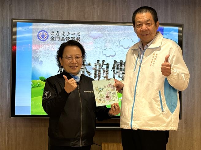 台電金門區處處長黃甘杏(左)代表公司捐贈50組精美成品給弱勢團體協助其募款，善盡企業推展公益之社會責任。（于家麒攝）